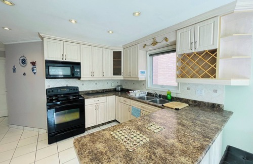 Thornhill House | Snoopy-Themed Private Ensuite with LivingRoom