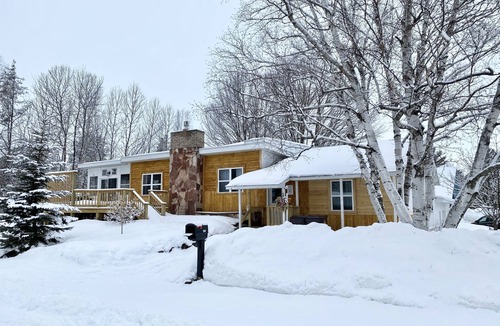 Au Train House | Snowmobile Friendly! Ample Parking-only 1 block to trail! Clean w cozy Fireplace