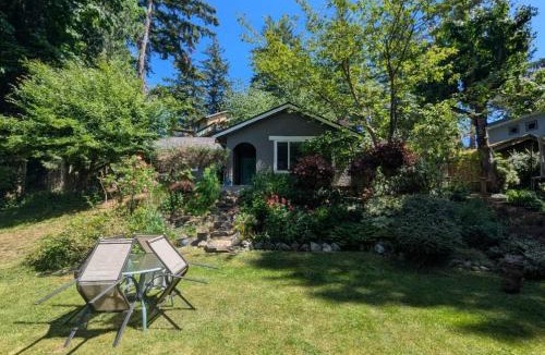 Bowen Island House | Snug Oasis - Hidden Garden Gem Steps From Everything