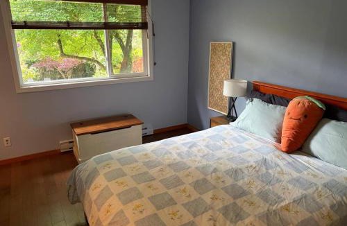 Bowen Island House | Snug Oasis - Hidden Garden Gem Steps From Everything