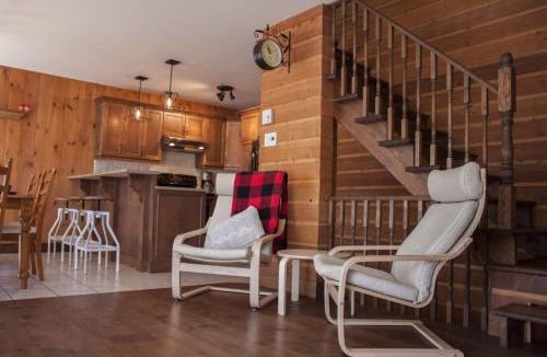 Notre-Dame-Auxiliatrice-de-Buckland Ski Chalet | Spa Pool table Mountain - Chalet Avalanche