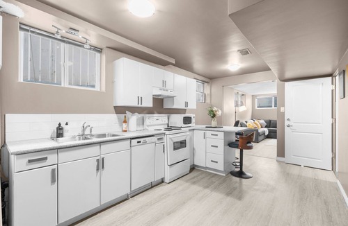 Edmonton Apartment | Spacious 1BR Suite Near University of Alberta, Hospital, Whyte Ave, River Valley