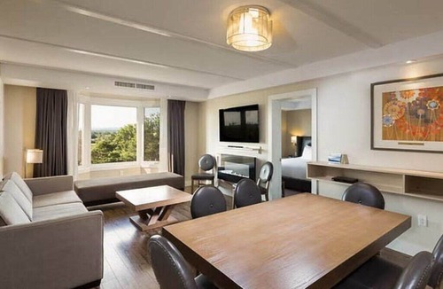 Collingwood Apartment | Spacious 2 BR | Living Water Resort and Spa