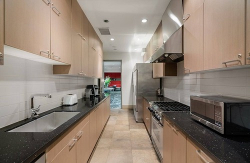 Yaletown Apartment | Spacious 2BR Suite w/Access to Rooftop Pool