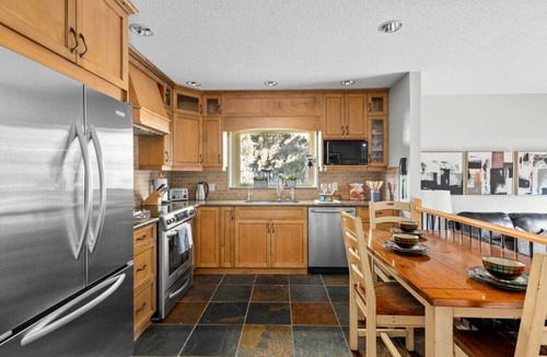 Invermere House | SPACIOUS 3,000 sq2 Luxury Home | PRIVATE Pool & Hot Tub | STEPS to Kinsmen Beach