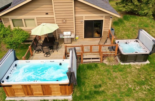Invermere House | SPACIOUS 3,000 sq2 Luxury Home | PRIVATE Pool & Hot Tub | STEPS to Kinsmen Beach