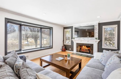 Grosse Pointe House | Spacious 3 BR Modern Home in Grosse Pointe Park