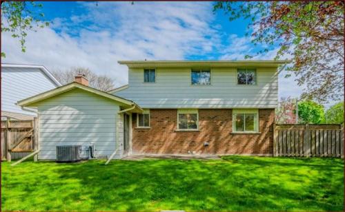 Waterloo House | Spacious 3BR Entire Home in Waterloo, Pvt Fenced Backyard, Office Space, Family & Pets Friendly