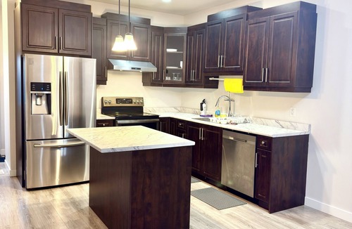 Winnipeg House | Spacious 3BR Family Home | 2 King Beds & queen bed,Big Deck & Garage & free wifi