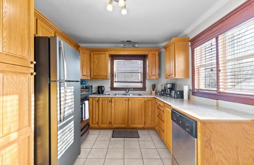Waterford Valley Apartment | Spacious 3BR Parking Pet-Friendly