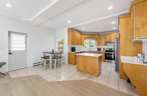 Fleetwood Apartment | Spacious 4-bedroom apartment + den home in Surrey