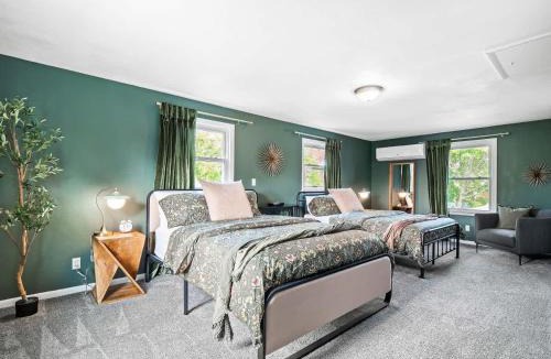 Cuyahoga Falls House | Spacious 4 Bedroom Sleeps 10 with Sauna and Hot Tub