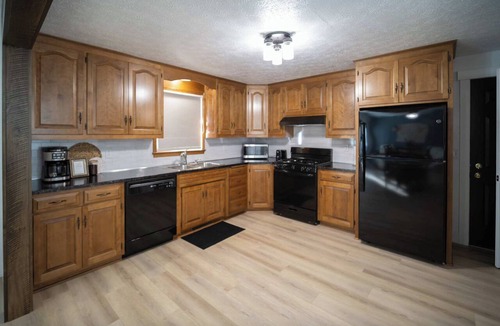 Sugarcreek House | Spacious 4-BR Retreat in Ohio's Mini Switzerland