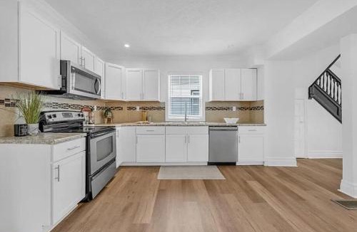 Walkerville Apartment | Spacious 4BR Home in Walkerville with BBQ & Parking
