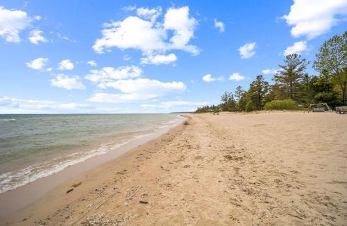 Greenbush Apartment | Spacious 4BR Lakefront Cottage - Perfect for Groups