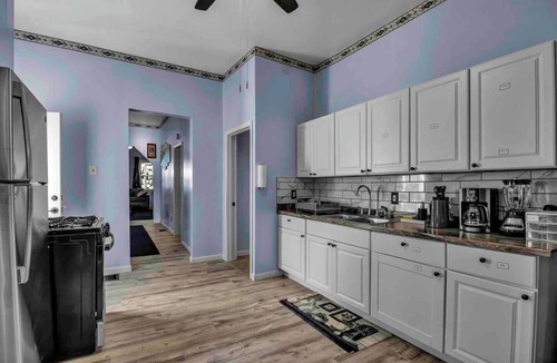 Downtown Buffalo House | Spacious 6-bedroom house with WiFi, AC and free Parking in brilliant Buffalo