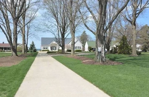 Lorain House | Spacious 6-Bedroom Lake-Front House with Heated Pool, Fire-Pit, 3.5 Baths