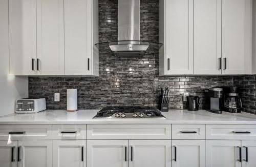 Southeast Calgary House | Spacious 8 Bedroom Family Retreat