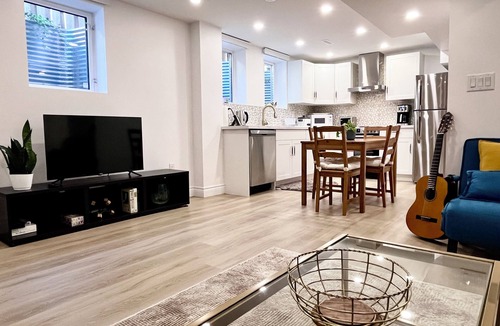 Newmarket Apartment | Spacious Bright 2BR Free Parking Prime Location Newly Built, Natural light
