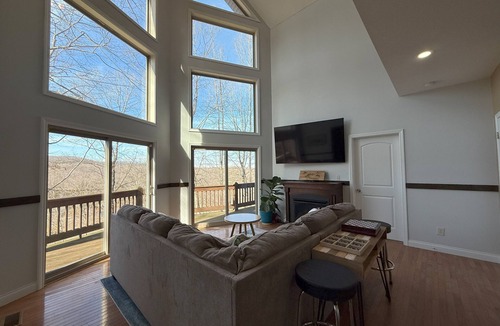 Sloans Valley House | Spacious & Bright Lake Cabin - pet friendly, 8 beds, boat ramp, WiFi