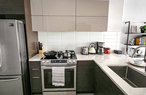 Cote-Des-Neiges—Notre-Dame-De-Grace House | ★Spacious*Business suite 1BR+den*24/7 Gym*Terrace★