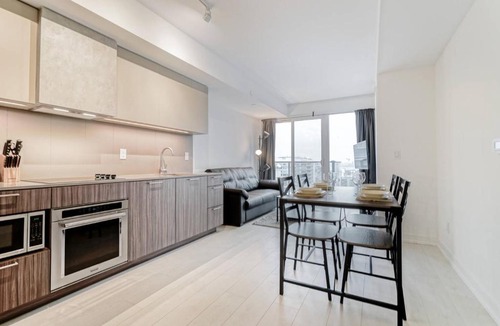 King West Village Apartment | Spacious DT Condo In King West Village
