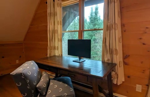 Lac Superieur Village Cabin | Spacious family 5 Bedroom Chalet, Hot Tub, pet-friendly, pool lake tennis