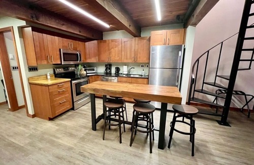 Gastown House | Spacious Gastown Loft with 20ft ceiling