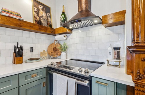 Hough House | Spacious Home Chef's Kitchen, BBQ Grill, 5 Min Cle Clinic, Hot Tub, ADA, King
