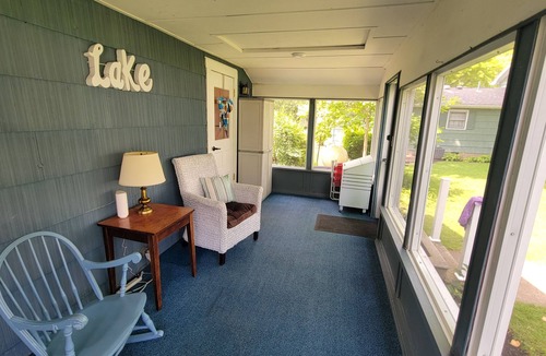 Lakeside Cottage | Spacious Lakeside cottage on Lynn