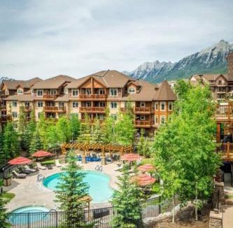 Canmore House | Spacious Penthouse Suite-King Beds-Pool & Hot Tub