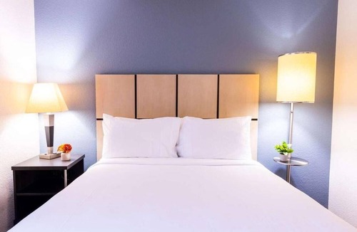Schiller Park Hotel | Spacious Unit with Full Kitchen, Free Airport Shuttle! Near Ruby Park!