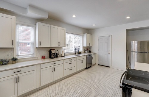 Detroit Cottage | Spacious & Updated Group Getaway in Detroit!