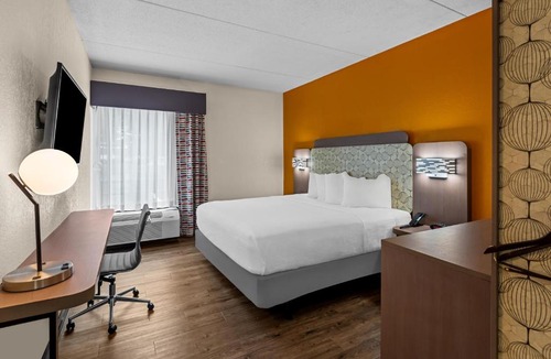 East Syracuse Hotel | Spark by Hilton Syracuse Carrier Circle