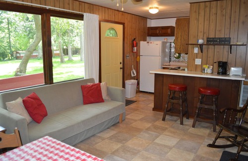 Lakeside Cottage | SPRING & FALL DISCOUNT! One Bedroom Cottage with Private Beach!