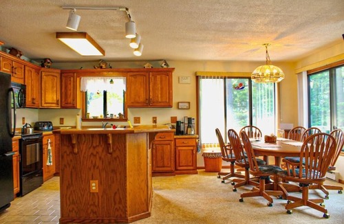 Toivola House | SR/SL Two Lakefront Homes w/Sauna, Decks, Sleeps 16 – Perfect for Families