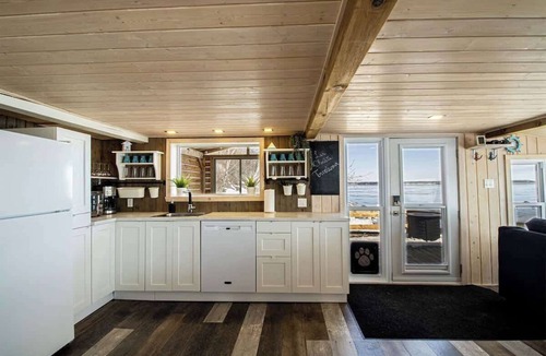 Grondines Cottage | St. Lawrence River, BBQ, Hot Tub & Fire Pit