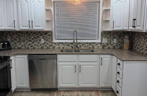 Oak Harbor House | Steps to the Lake – Family-Friendly Getaway