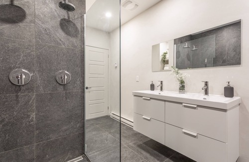 Hochelaga-Maisonneuve Apartment | Strawberry Stays! Secret to sweet dreams!
