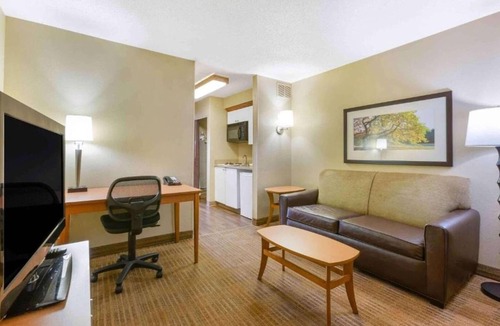 Findlay Apartment | Studio 6 Findlay| Cozy Queen Suite, Nsmk |Kitchen