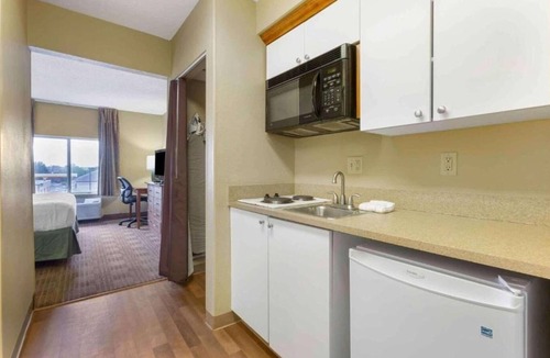 Findlay Apartment | Studio 6 Findlay| Cozy Queen Suite, Nsmk |Kitchen