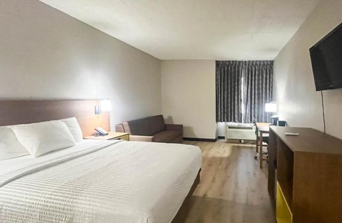 Fremont Hotel | Studio 6 Suites Fremont, OH