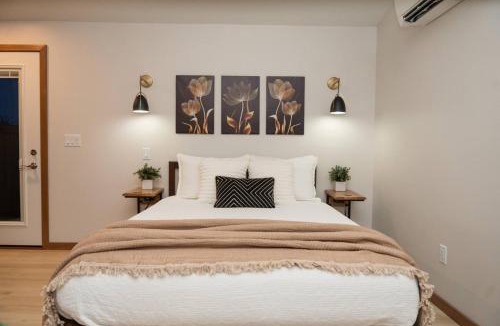 Homerville House | Studio Luxe - 1BR-1BA - Private Patio & Grill