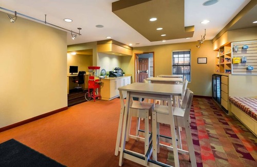 Novi Apartment | Studio Suite with Full Kitchen Near Meadowbrook Lake – 2.1 Mi