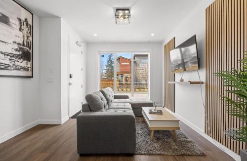 Mount Pleasant Apartment | Stunning 3BR Luxury Home Downtown Views