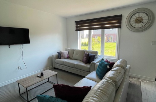 Fonthill House | Stunning and Stylish Home in Fonthill, 10min from Welland, 15 from the falls