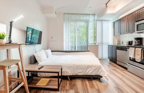 Fort York Apartment | Stunning DT Waterfront Suite with Swimming Pool