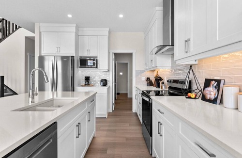 Airdrie House | Stunning Executive Home » Central AC » King Bed