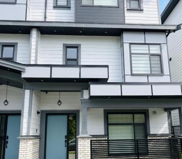 Surrey Apartment | Stunning New-Build in South Surrey Steps from Shopping Parks & White Rock Beach