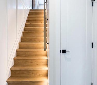 Surrey Apartment | Stunning New-Build in South Surrey Steps from Shopping Parks & White Rock Beach